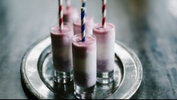 Frozen yogurt with straws in glasses