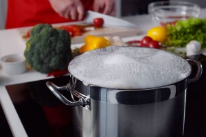 Close-up of water boiling in a pot (Getty Images/Nimito)