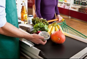 A cashier and customer at the checkout line of a supermarket (Getty Images/Antenna)