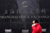 Asian stocks dip, Hang Seng tumbles as China outlook fails to impress